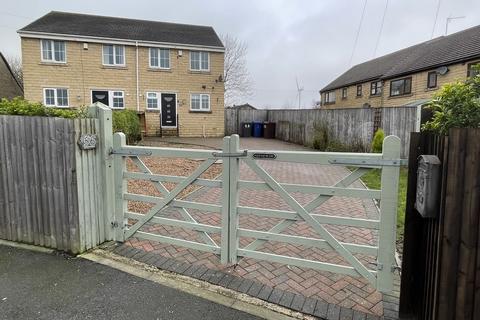 3 bedroom semi-detached house to rent, Middlecliffe Drive, Crow Edge