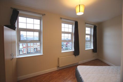 3 bedroom apartment to rent, Burnley Road, London