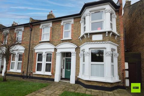 1 bedroom ground floor flat to rent, Queens Road, London SW19