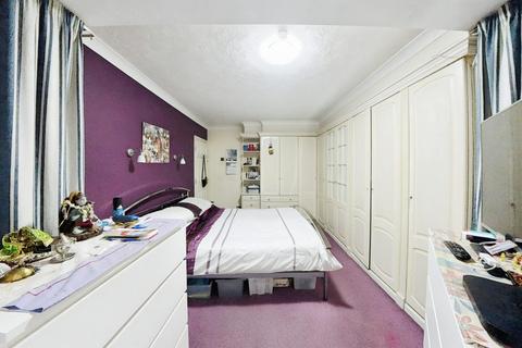 4 bedroom end of terrace house for sale, Stains Road, Ilford IG1