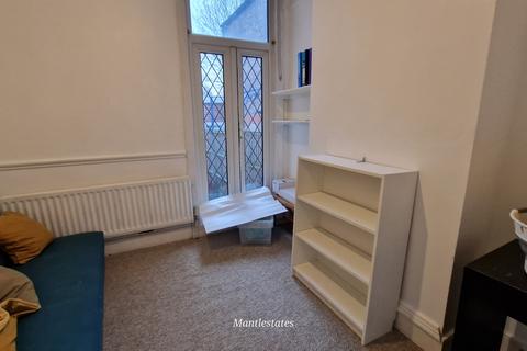 4 bedroom terraced house to rent, Glebe Road, Finchley, N3