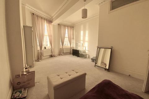 2 bedroom flat to rent, Brunswick Square, Hove