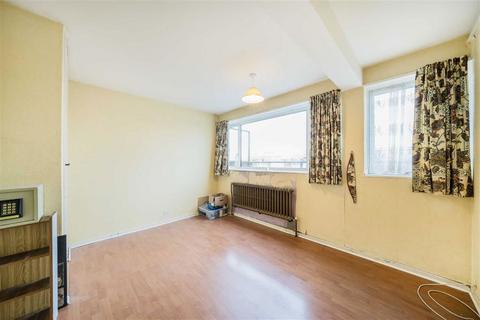 2 bedroom flat for sale, Churchill Gardens, London SW1V