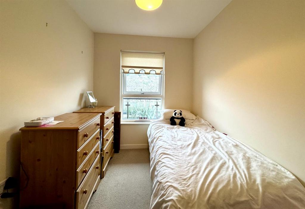 Bed 2.jpg