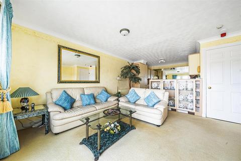 3 bedroom apartment for sale, Fitzroy House, Trawler Road, Marina, Swansea