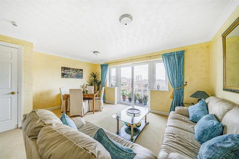 3 bedroom apartment for sale, Fitzroy House, Trawler Road, Marina, Swansea