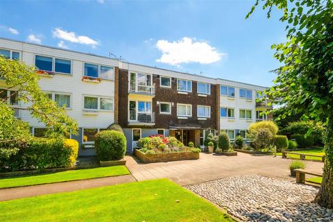 2 bedroom flat to rent, Greenhill, Buckhurst Hill