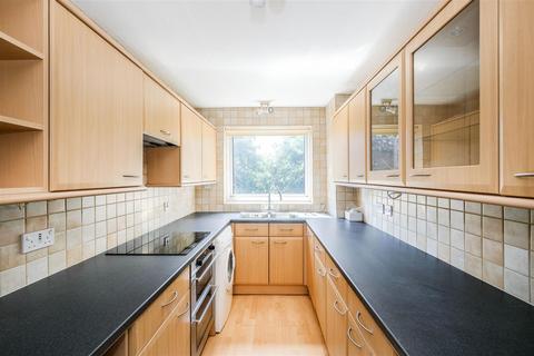 2 bedroom flat to rent, Greenhill, Buckhurst Hill