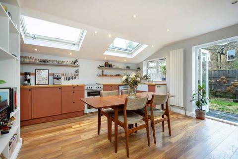 2 bedroom flat for sale, Zealand Road, London E3