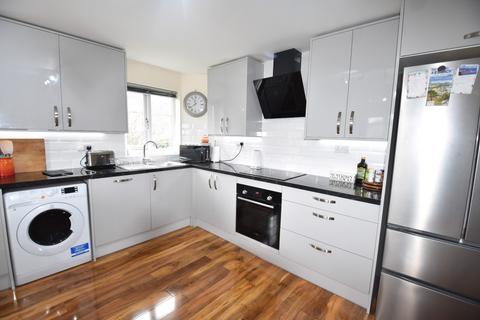 2 bedroom flat for sale, Treetop Close, Luton, Bedfordshire, LU2 0JZ