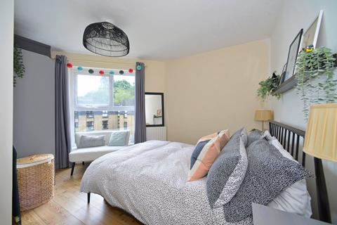 8 Chapel Fields, Godalming, GU7 2BS