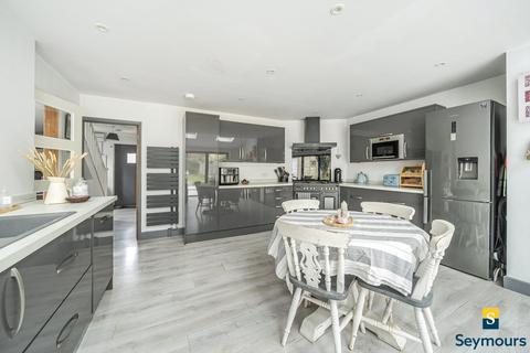 89 Charlock Way, Guildford, GU1 1XY