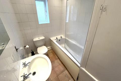 2 bedroom flat to rent, Sandringham Drive, Leeds