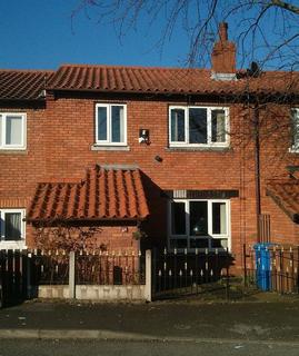 3 bedroom terraced house to rent, Cumbrae Gardens, Salford,