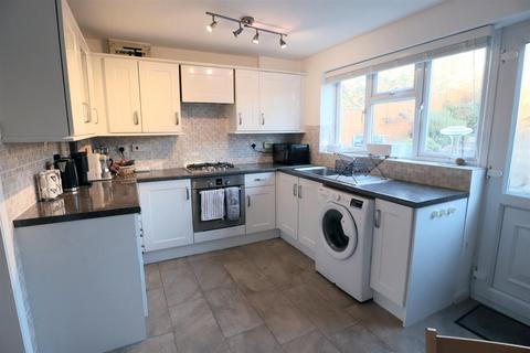 3 bedroom semi-detached house to rent, Kestrel Road, Oakham LE15