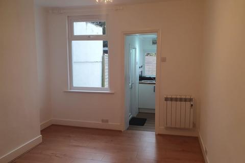 2 bedroom house to rent, Railway Road, Newbury