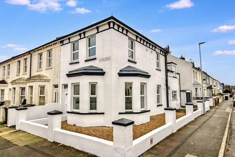 3 bedroom end of terrace house for sale, Latimer Road, Eastbourne