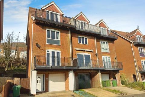 17 Battery Point, Hythe, CT21 5RR