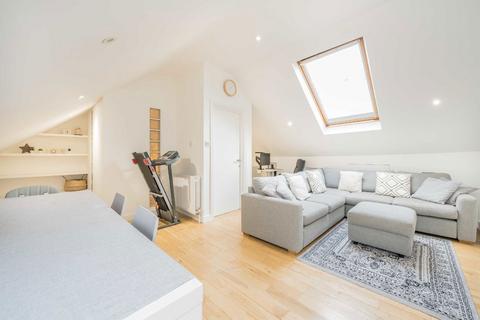 3 bedroom flat for sale, Kilmartin Avenue, London SW16