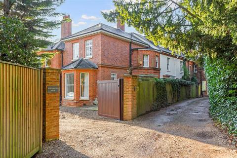 6 bedroom house to rent, London Road, Ascot