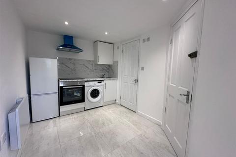 Studio to rent, Harley Crescent, Harrow