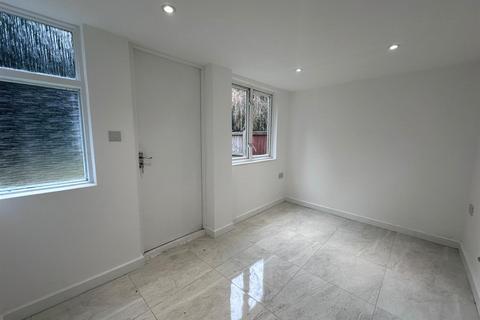 Studio to rent, Harley Crescent, Harrow