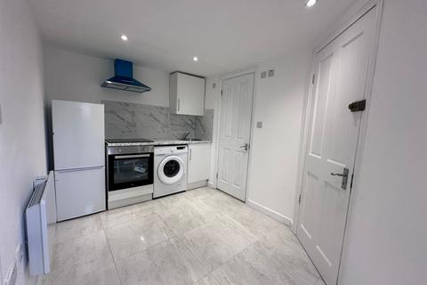 Studio to rent, Harley Crescent, Harrow