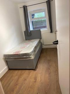 1 bedroom in a flat share to rent, Richmond Road, London, E8