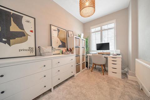 32 Fieldview, London, SW18 3HG