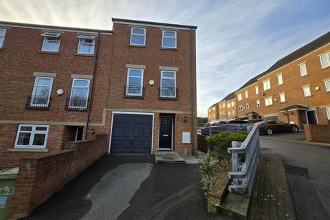 3 bedroom townhouse to rent, Granville Court, Dewsbury