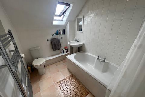 2 bedroom flat to rent, Bitterne Road East, Hampshire SO18