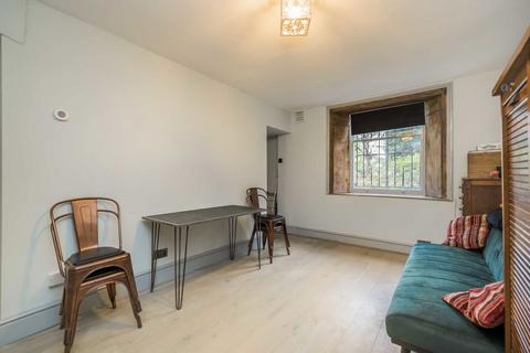 Studio to rent, Camden Road, London N7