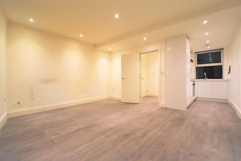 Studio to rent, Ballards Lane, London, N12