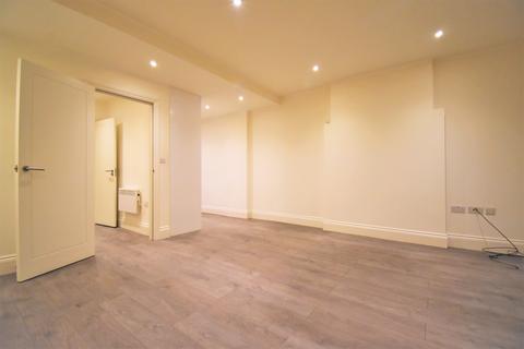 Studio to rent, Ballards Lane, London, N12