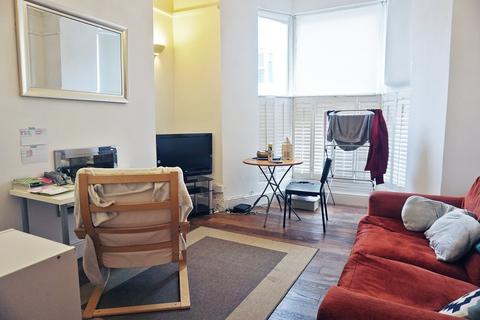 2 bedroom flat to rent, Gwydr Crescent , Uplands,