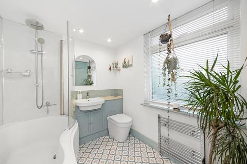 Flat 3, 19 Bromley Common, Bromley, BR2 9LS