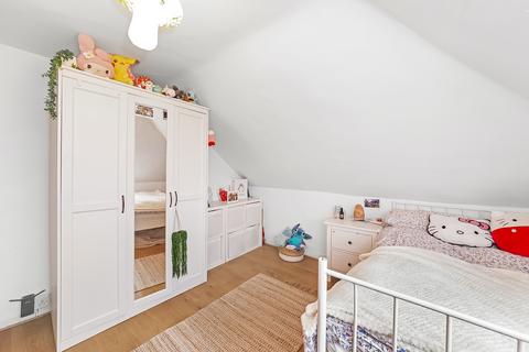 Flat 3, 19 Bromley Common, Bromley, BR2 9LS