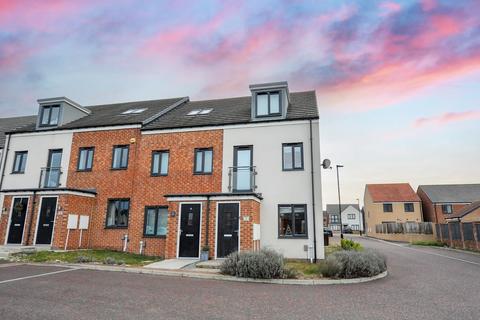 3 bedroom end of terrace house to rent, Benton Rise, Wallsend