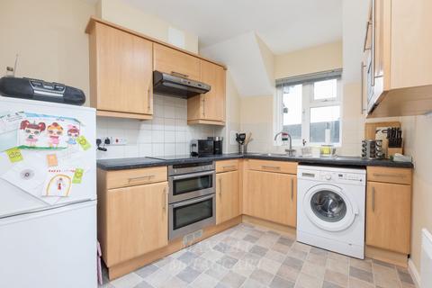 2 bedroom flat for sale, Tower Close, East Grinstead RH19