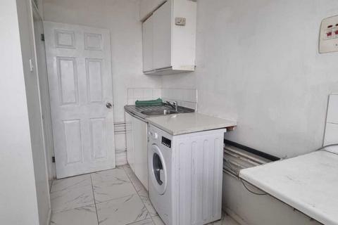 2 bedroom flat to rent, Baird Avenue, Southall UB1