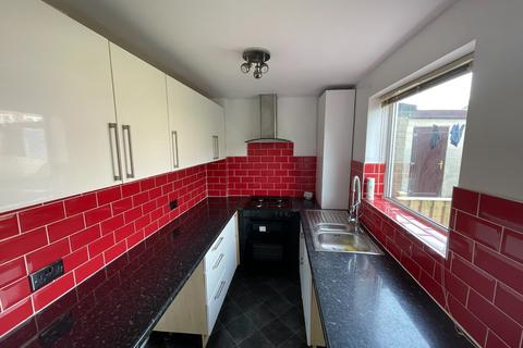 2 bedroom townhouse to rent, Linden Rise, Keighley BD21