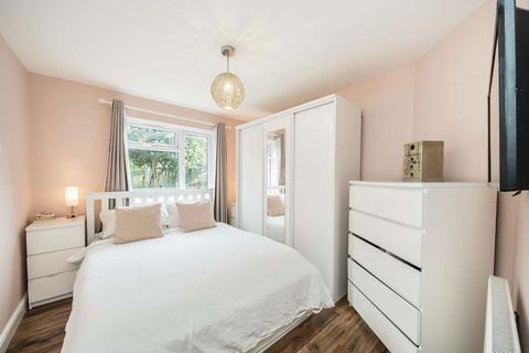 2 bedroom flat for sale, Carville Crescent, Brentford TW8