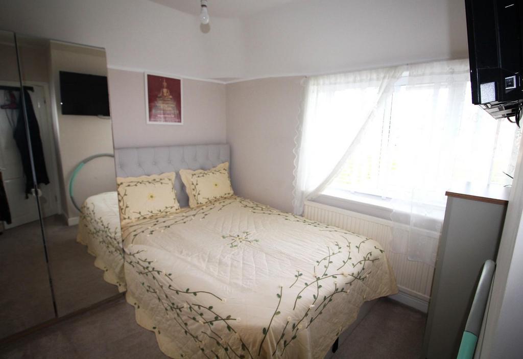Bedroom2-1.JPG