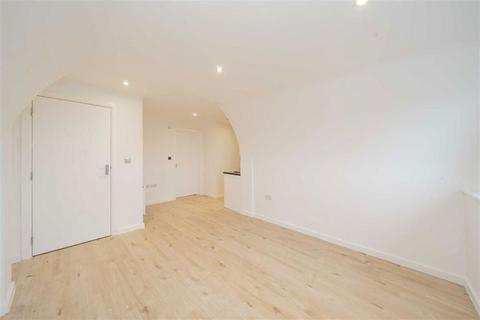 Studio to rent, Brent Cross Gardens, London NW4