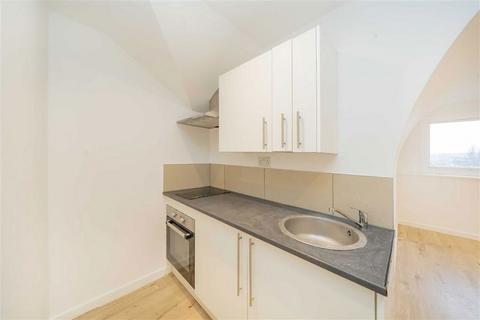 Studio to rent, Brent Cross Gardens, London NW4