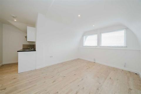 Studio to rent, Brent Cross Gardens, London NW4