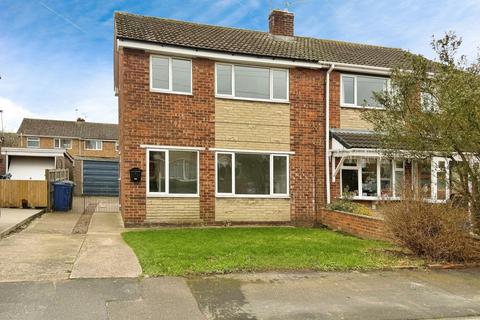 3 bedroom semi-detached house to rent, Nene Grove, Auckley DN9