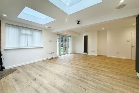 3 bedroom detached house to rent, Tanglewood Close, Woking, Surrey, GU22