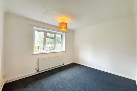 3 bedroom detached house to rent, Tanglewood Close, Woking, Surrey, GU22