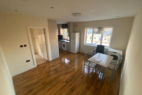 4 bedroom maisonette to rent, Kenton Road, Harrow HA3